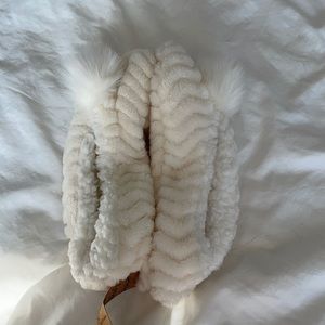 Super cute and soft one size slippers white